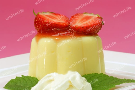 Vanillepudding mit frischen Erdbeeren und Erdbeersauce