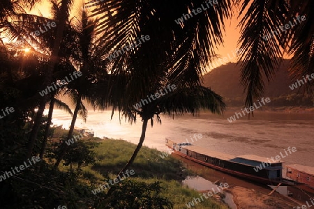 Die Landschaft am Mekong River in der Altstadt von Luang Prabang in Zentrallaos von Laos in Suedostasien.  