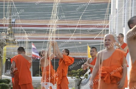 Moenche bei den Vorbereitungen auf die Neujahrsnacht Feier in der Tempelanlage des Wat Pho in der Hauptstadt Bangkok von Thailand in Suedostasien.