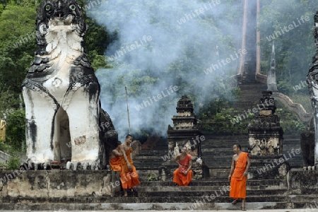 Der untere Teil des Tempel Wat Phra That Doi Kong Mu ueber dem Dorf Mae Hong Son im norden von Thailand in Suedostasien.