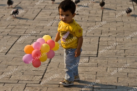 Kind mit Luftballon 