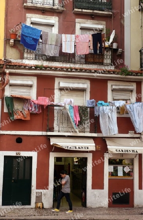 Eine Fassade in einer Gasse in der Innenstadt der Hauptstadt Lissabon in Portugal.  