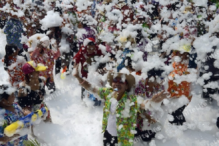 Das Songkran Fest oder Wasserfest zum Thailaendischen Neujahr ist im vollem Gange in Ayutthaya noerdlich von Bangkok in Thailand in Suedostasien.  