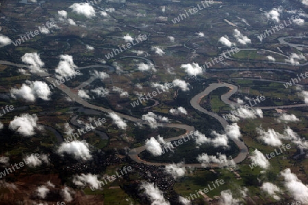 Die Landschaft rund um die Provinz Yasothon und Ubon Rachathani im Isan beim Anflug von Chiang mai nach Ubon im Nordosten von Thailand. 