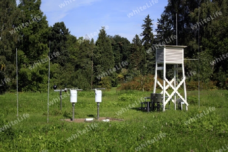 wetterstation auf einer wiese