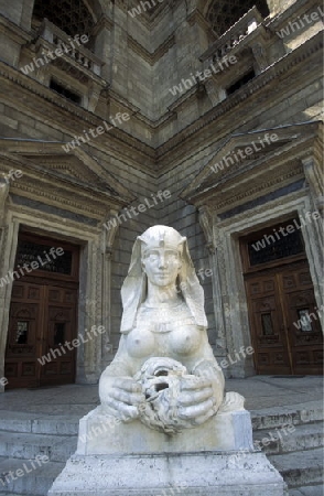 Die Sphinx Statue vor der Oper in Budapest der Hauptstadt von Ungarn.