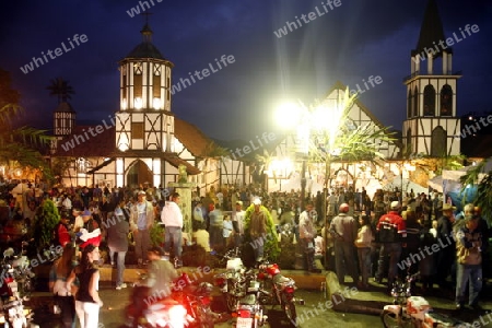 Amerika, Suedamerika, Venezuela, Deutsche Kolonie, Colonia Tovar, Bergdorf,  
Das traditionelle Patronsfest des Heiligen Martin am Martinstag 11.November 2008 mit Deutschen Folkstaenzen und Deutschen Trachten im Bergdorf Colonia Tovar der ehemaligen