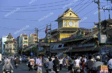 Die Markthalle im Stadtteil Cholon in Saigon im sueden von Vietnam in Suedost Asien.