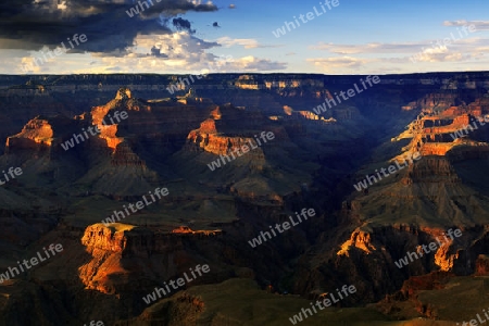 Sonnenuntergang Grand Canyon Nationalpark,  South Rim, Suedrand,  letztes Licht nahe Yavapai Point, Arizona, USA