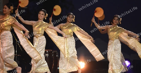 Taenzerinnen bei einem traditionellen Tanz im Santichaiprakan Park am Mae Nam Chao Phraya in der Hauptstadt Bangkok von Thailand in Suedostasien.