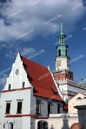 Der Rathausturm auf dem Stray Rynek Platz  in der Altstadt von Poznan im westen von Polen. 