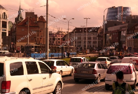 Der Verkehr in der Innenstadt von Wroclaw oder Breslau im westen von Polen.