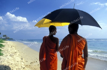 Asien, Indischer Ozean, Sri Lanka,Zwei Moenche an einem Traumstrand beim Kuestendorf Hikkaduwa an der Suedwestkueste von Sri Lanka. (URS FLUEELER)