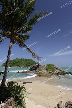 Ein Strand in Hat Nai Harn im sueden der Insel Phuket im sueden von Thailand in Suedostasien.