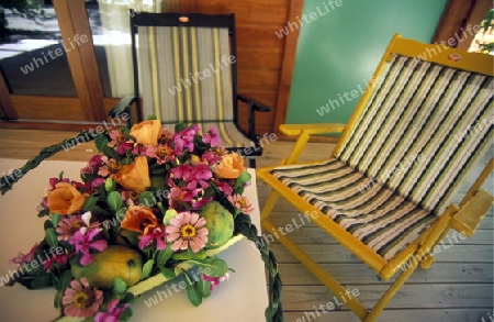 
Blumen und Fruechte Dekoration in einem Hotel auf einer der Inseln der Malediven im Indischen Ozean.  