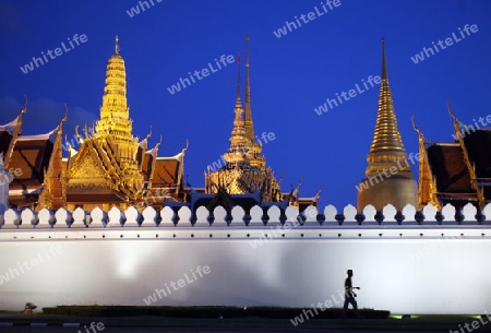 Das Tempelgelaende in der Abendstimmung mit dem Wat Phra Keo beim Koenigspalast im Historischen Zentrum der Hauptstadt Bangkok in Thailand. 