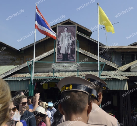 Ein Bild des Koenig Bhumibol im Stadtteil Bangrak am Mae Nam Chao Phraya River in der Hauptstadt Bangkok von Thailand in Suedostasien.