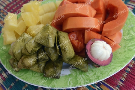 Ein Fruechte Teller in der Provinz Amnat Charoen nordwestlich von Ubon Ratchathani im nordosten von Thailand in Suedostasien.