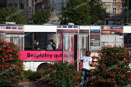 Ein Stadtbus im Zentrum von Poznan im westen von Polen.  