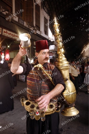 Asien, Naher Osten, Syrien, Damaskus,    Ein Wassertraeger in einer Gasse im Souq und Altstadt von Damaskus in der Hauptstadt von Syrien. 