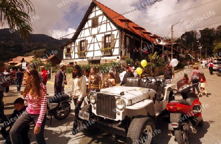 Suedamerika, Karibik, Venezuela, Colonia Tovar, Dorf, Haus, Dorfzentrum, Deutsche Architektur, Schwarzwald Haus, Kollonie, mitten im Nebelwald, Landwirtschaft, Abend, Volksfest, Dorfplatz, Fest, Auto, Jeep,