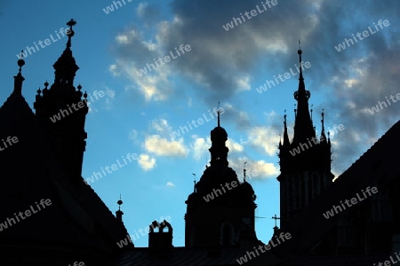 Der Rynek Glowny Platz mit der Marienkirche in der Altstadt von Krakau im sueden von Polen. 