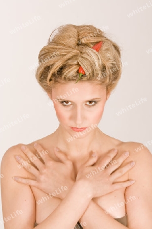 Blonde junge Frau mit Chili im Haar und Paprika / Blonde young woman with hair in chili peppers and Parika