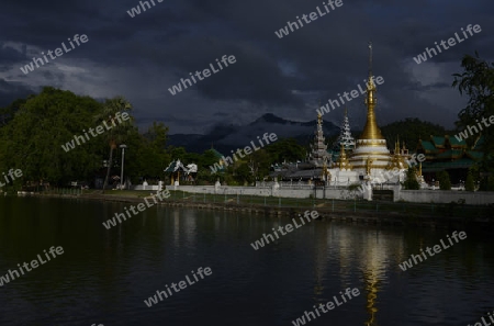 Der Tempel Wat Jong Kham und Jong Klang am See Nong Jong Kham im Dorf Mae Hong Son im norden von Thailand in Suedostasien.