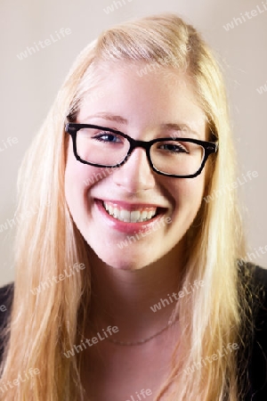 Portrait einer jungen Frau mit Brille