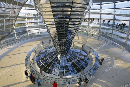 Innenraum mit verspiegelter Mittels?ule der Reichstagskuppel, Reichstag Berlin, Architekt Sir Norman Foster, Berlin, Deutschland, Europa