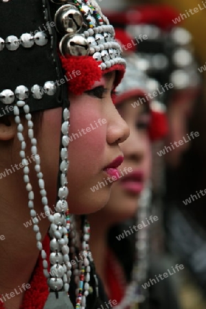 Traditionelle Taenzerinnen tanzen beim Wat Phra That Doi Suthep Tempel in Chiang Mai im Norden von Thailand. 