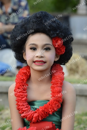 Taenzerinnen bei einem traditionellen Tanz im Santichaiprakan Park am Mae Nam Chao Phraya in der Hauptstadt Bangkok von Thailand in Suedostasien.