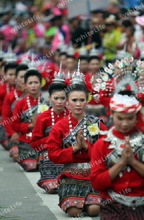 Eine traditionelle Tanz Gruppe zeigt sich an der Festparade beim Bun Bang Fai oder Rocket Festival in Yasothon im Isan im Nordosten von Thailand. 