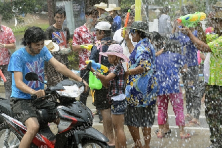 Das Songkran Fest oder Wasserfest zum Thailaendischen Neujahr ist im vollem Gange in Ayutthaya noerdlich von Bangkok in Thailand in Suedostasien.  