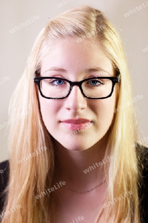 Portrait einer jungen Frau mit Brille