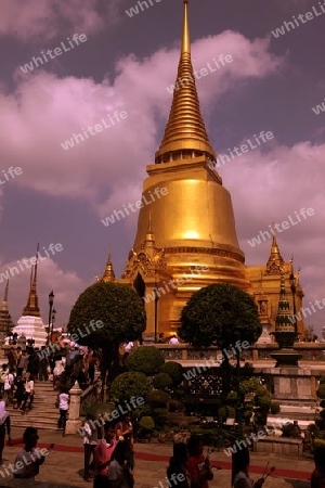 Die Tempelanlage des Wat Phra Kaew in Banglamphu in Bangkok der Hauptstadt von Thailand in Suedostasien.  