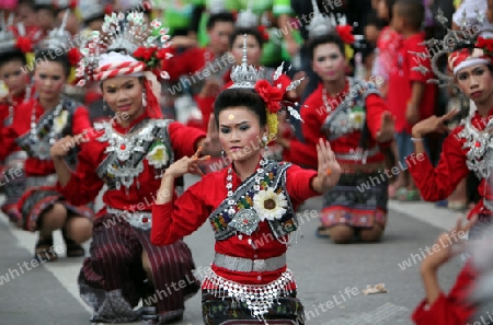 Eine traditionelle Tanz Gruppe zeigt sich an der Festparade beim Bun Bang Fai oder Rocket Festival in Yasothon im Isan im Nordosten von Thailand. 