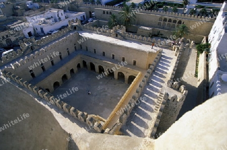 Die Grosse Moschee mit der Mauer in der Altstadt oder Medina von Sousse am Mittelmeer  in Tunesien in Nordafrika.    