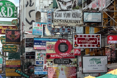 Werbung und das Alltagsleben in der Khao San Road in Bangkok der Hauptstadt von Thailand in Suedostasien.  