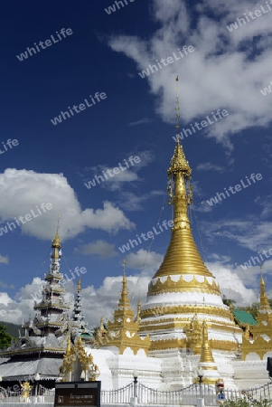 Der Tempel Wat Jong Kham und Jong Klang am See Nong Jong Kham im Dorf Mae Hong Son im norden von Thailand in Suedostasien.