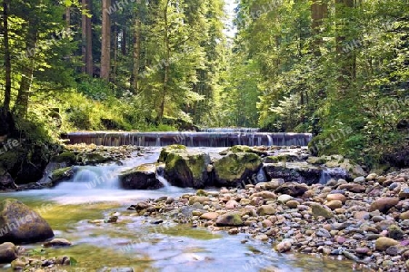 Bachlauf mit Wasserfall