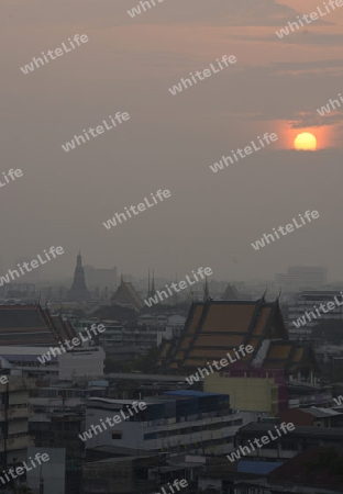 Die Skyline von Bangkok aus Sicht der Tempelanlage des Goldenen Berg in der Hauptstadt Bangkok von Thailand in Suedostasien.