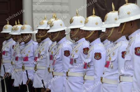 Wachmaenner vor dem Grossen Palast beim Wat Phra Kaew in der Stadt Bangkok in Thailand in Suedostasien.