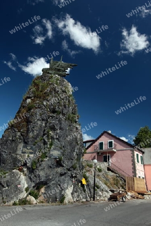 Ein Fels mit Monument im Zentrum des Dorfes Virpazar am Skadarsko Jezero See oder Skadarsee in Zentral Montenegro in Montenegro im Balkan am Mittelmeer in Europa.