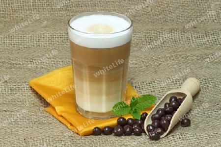 Latte Macchiato auf braunem Hintergrund