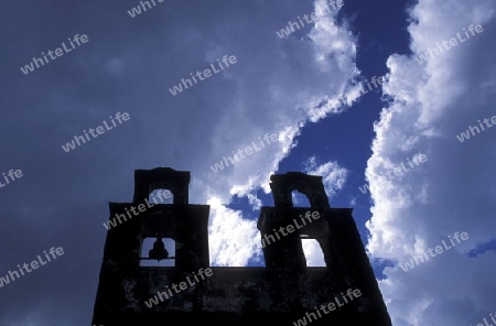 Eine kleine Kirche bei stuermischem Wetter bei den Inka Ruinen von Coba in der Provinz Quintana Roo in Mexiko. 






