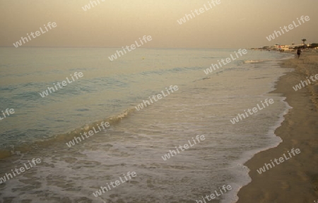 Ein Sandstrand auf der Insel Jierba im Sueden von Tunesien in Nordafrika.