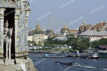 Die Tempelanlage des Wat Arun am Mae Nam Chao Phraya River in der Hauptstadt Bangkok von Thailand in Suedostasien.