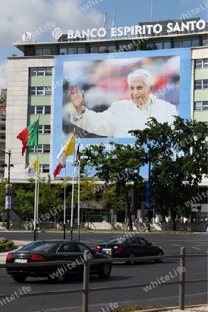 Der Papst Benedikt, unten im linken Auto, durchquert im Juni 2010 mit dem Auto das Stadtzentrum  in der Innenstadt der Hauptstadt Lissabon in Portugal.   