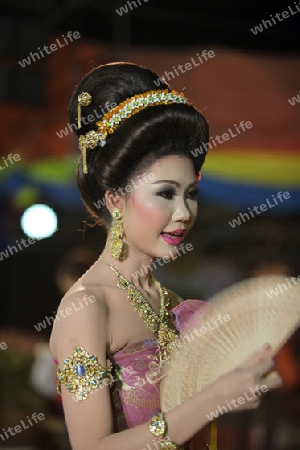 Eine Miss Kandidatin anlaesslich der Miss Wahl beim Bun Bang Fai oder Rocket Festival in Yasothon im Isan im Nordosten von Thailand. 